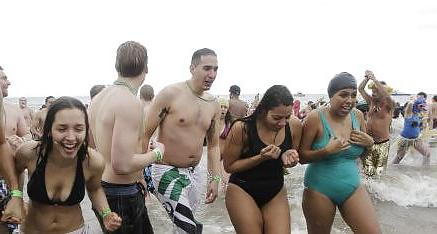 10P Sexy sluts doing the polar bear plunge