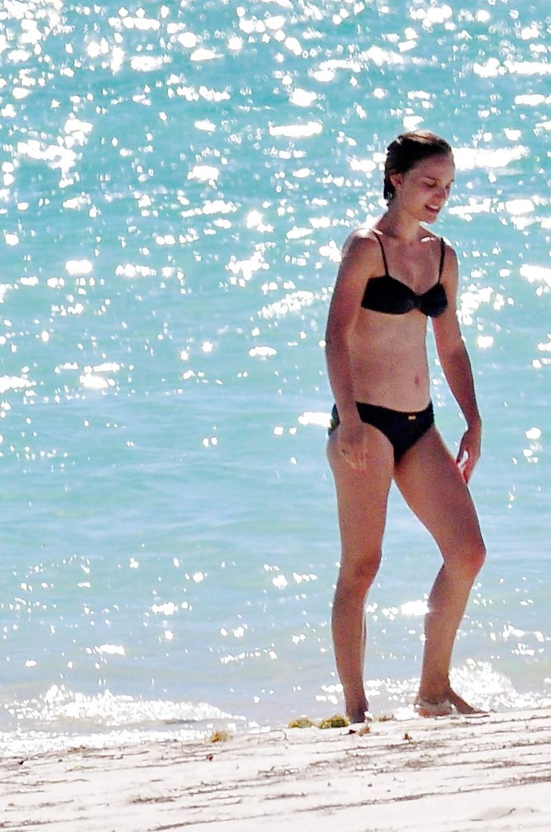 10P Natalie Portman new beach candids