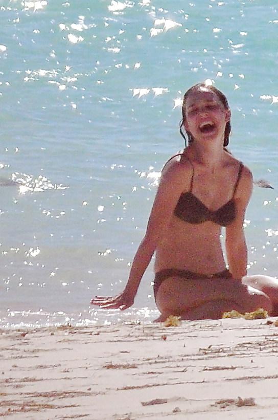 10P Natalie Portman new beach candids