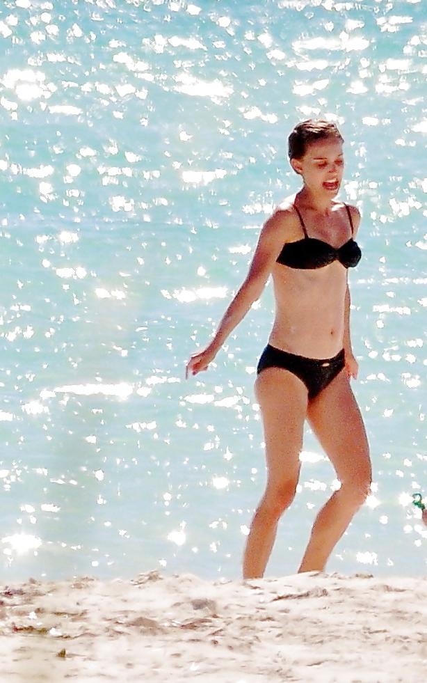 10P Natalie Portman new beach candids