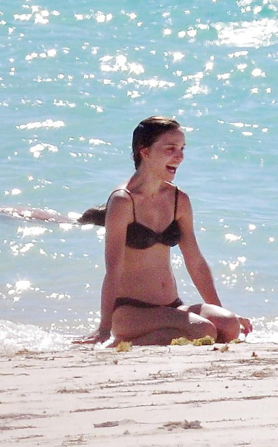 10P Natalie Portman new beach candids
