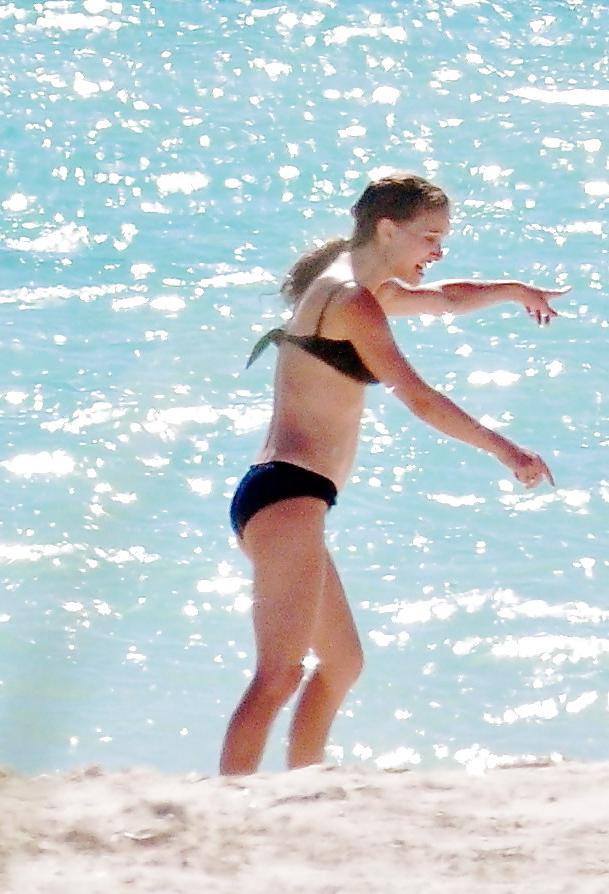 10P Natalie Portman new beach candids
