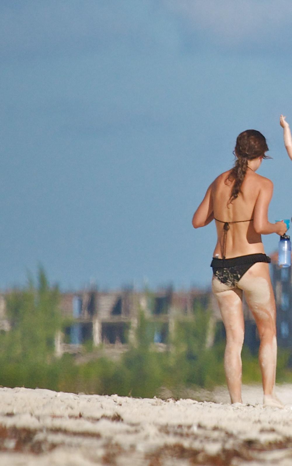 10P Natalie Portman new beach candids