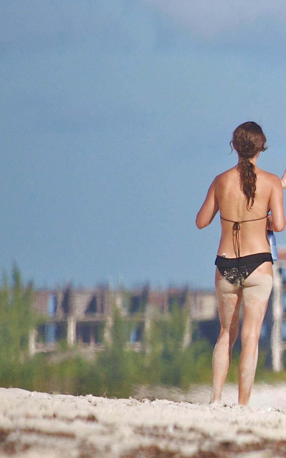 10P Natalie Portman new beach candids