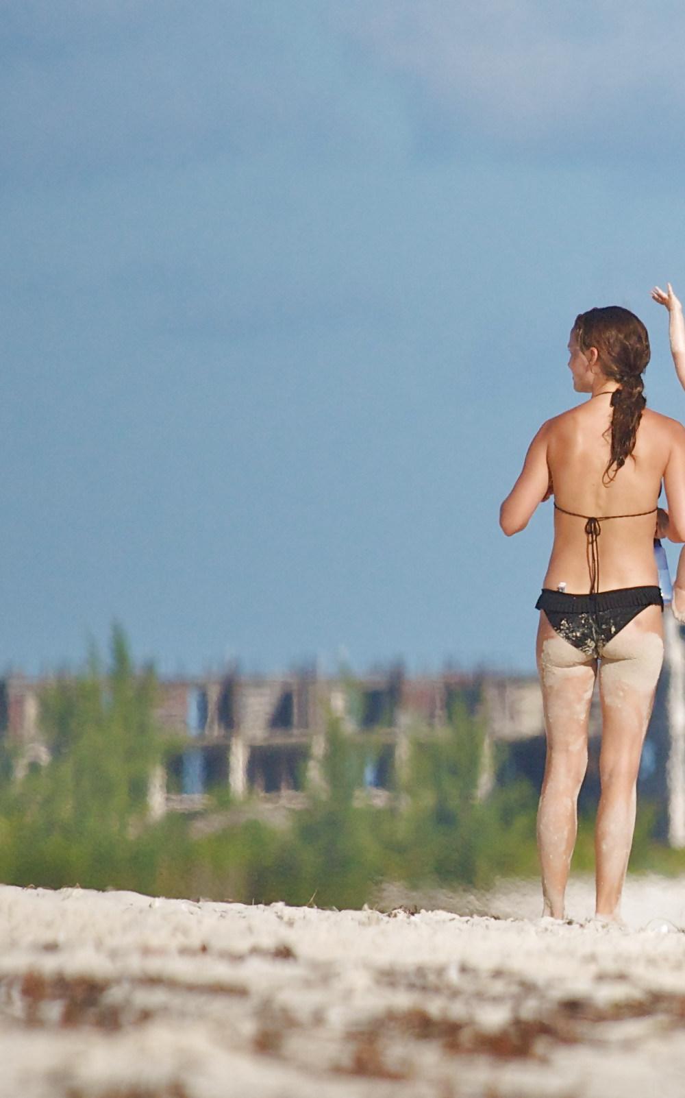 10P Natalie Portman new beach candids