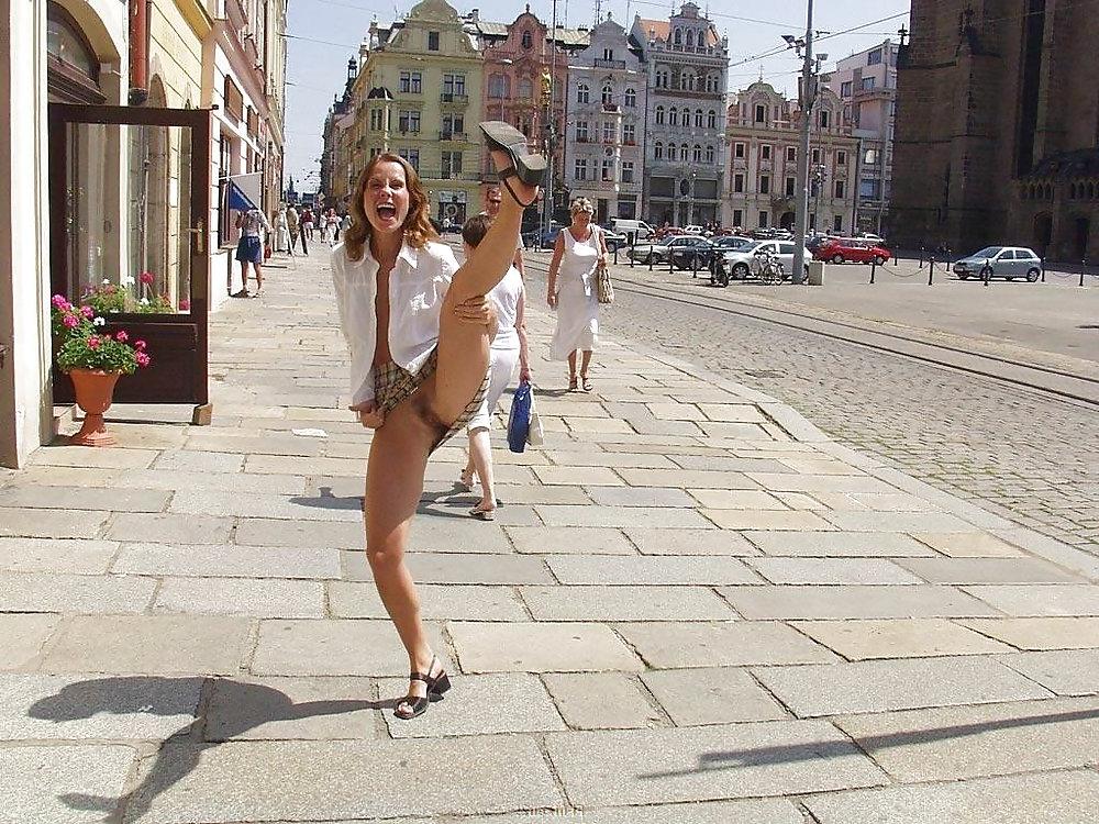 25P Bottomless girls