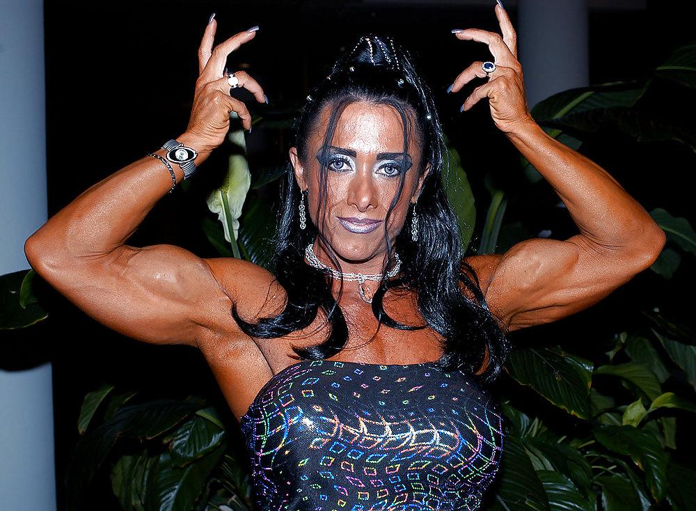 25P MUSCLE BEAUTY-MONICA MARTIN
