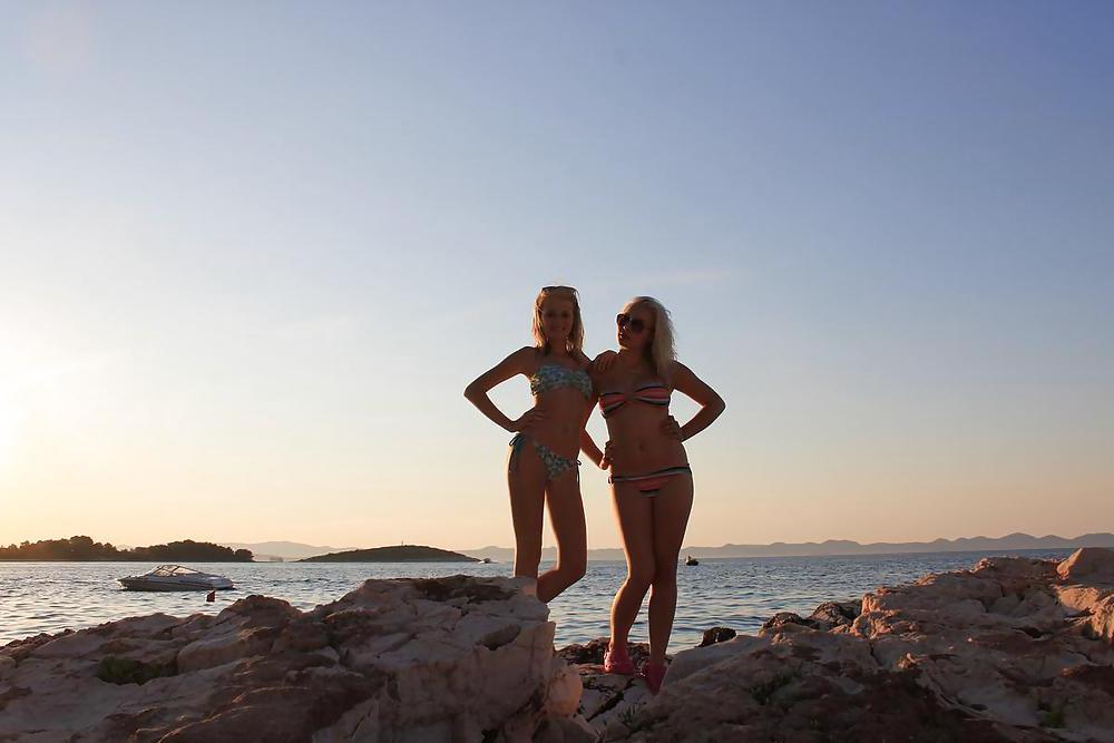 25P 2 Blonde Teens On Vacation