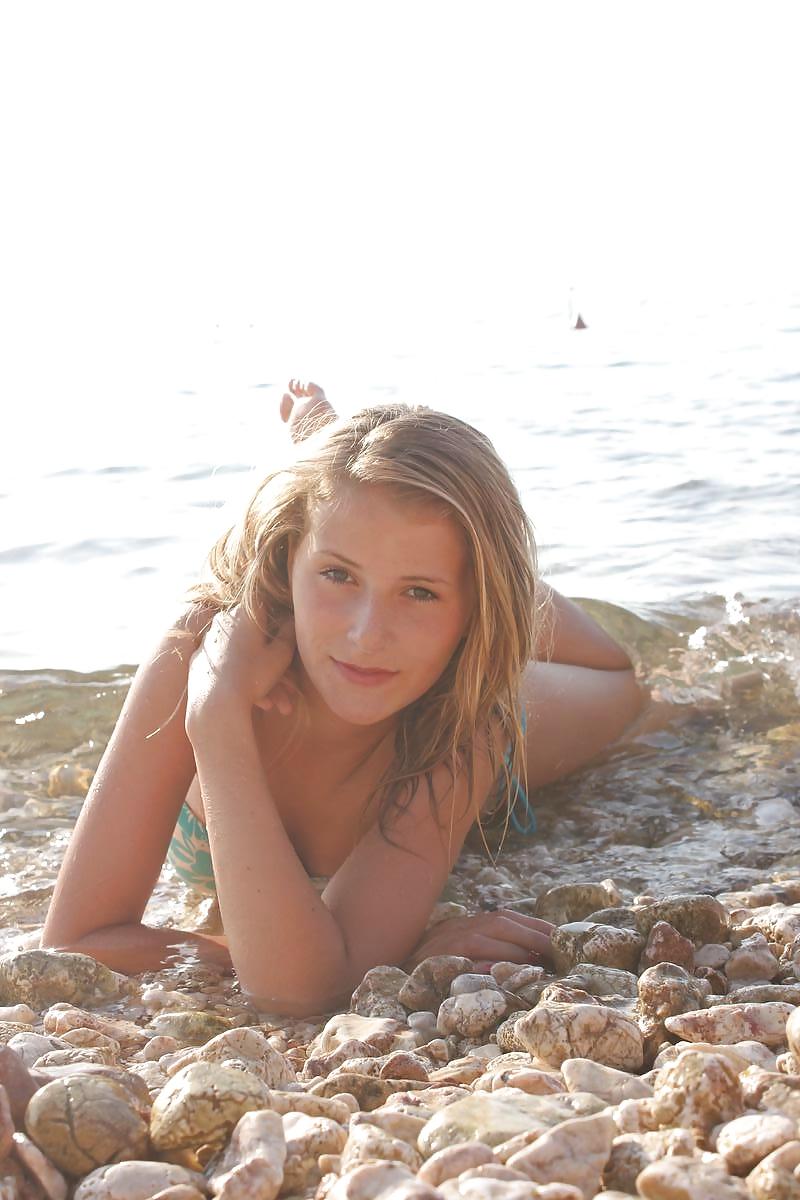 25P 2 Blonde Teens On Vacation