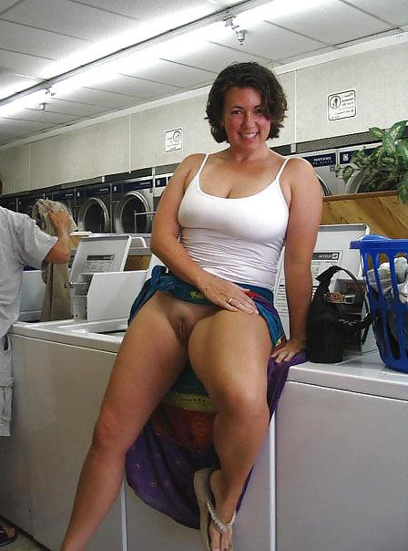 25P MILF Upskirt