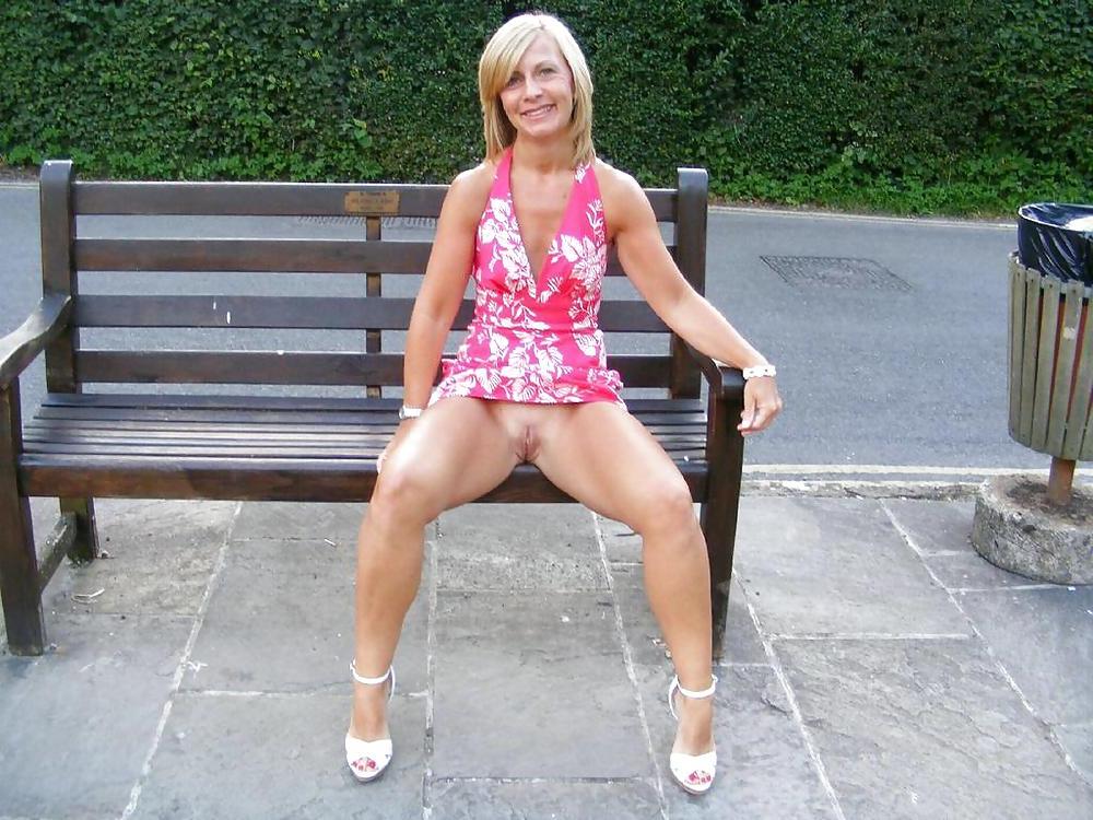 25P MILF Upskirt