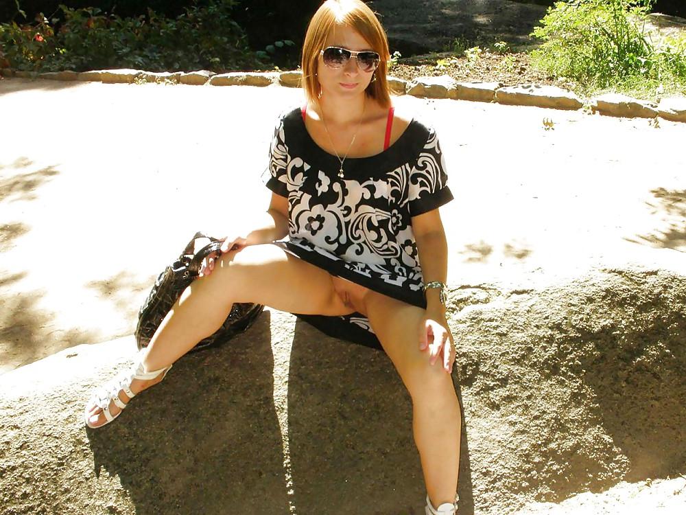 25P MILF Upskirt
