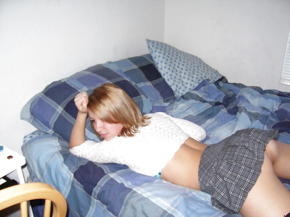 25P Girls in skirts show pussy and ass