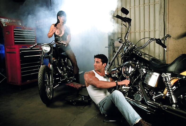 25P Brunette and her guy having fun in the workshed