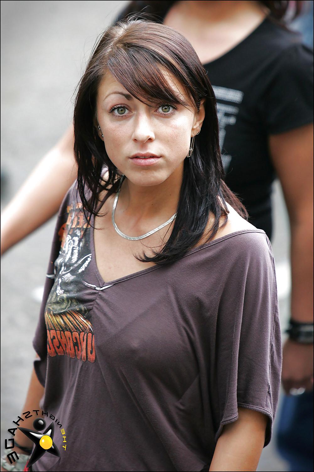 25P Nipples - Pokies - Braless - Downblouse