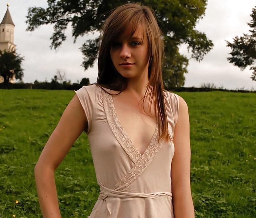 25P Nipples - Pokies - Braless - Downblouse