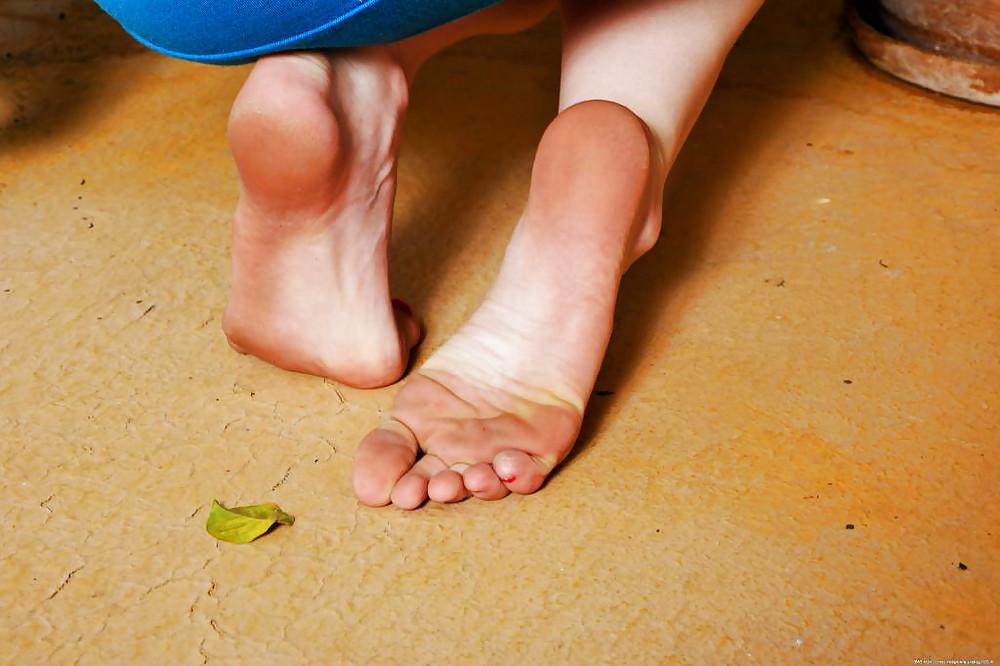 25P Foot fetish gallery 15
