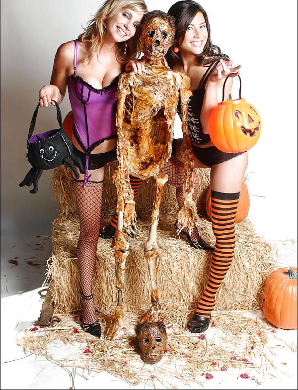 8P Halloween Babes