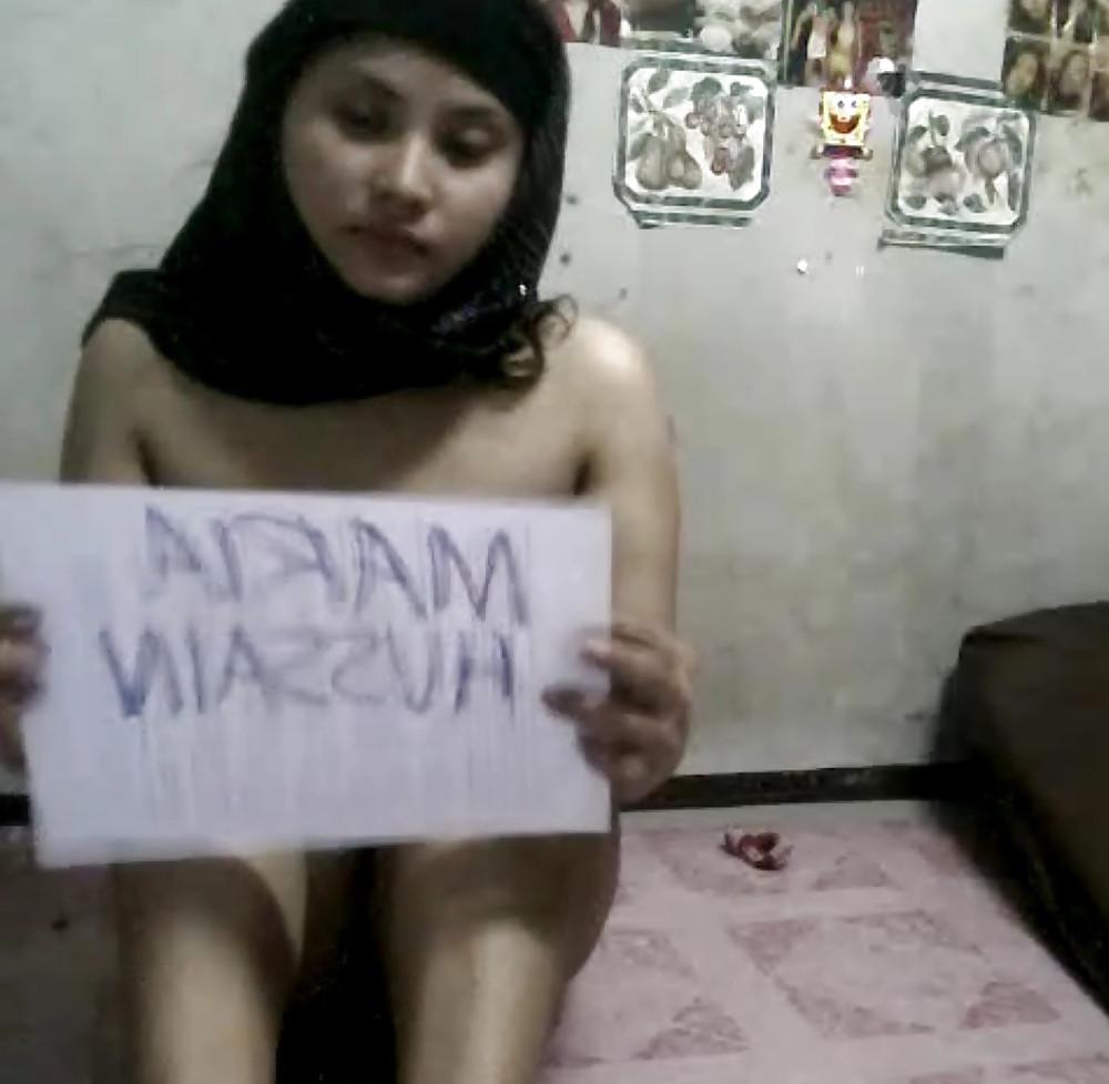 25P HIJAB SLUT ON WEBCAM