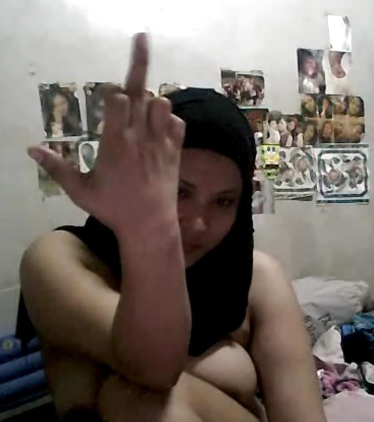 25P HIJAB SLUT ON WEBCAM
