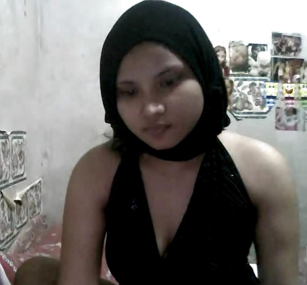 25P HIJAB SLUT ON WEBCAM