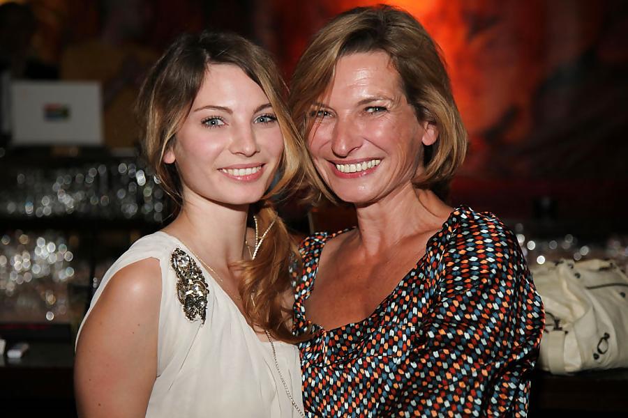 4P Young and older lesbians couples...