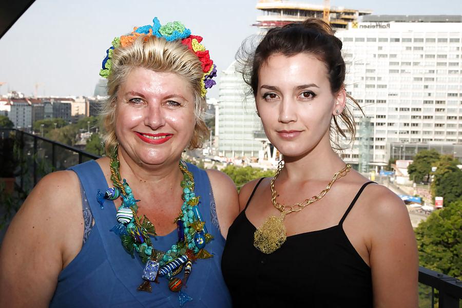 4P Young and older lesbians couples...