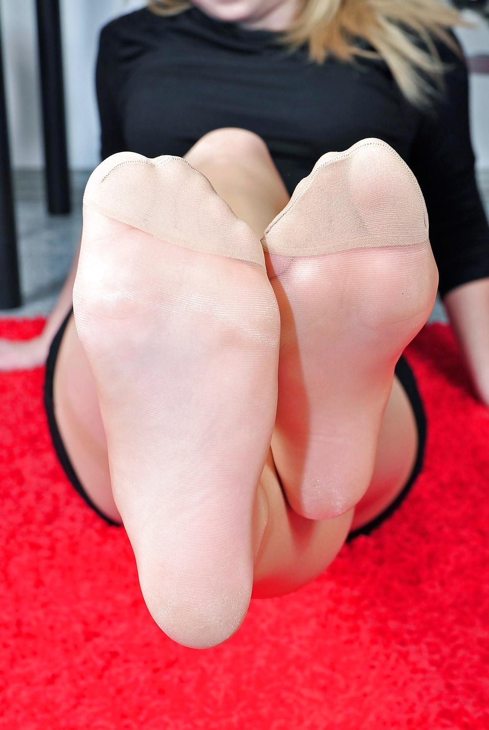 25P Amateur Woman shows Pantyhosefeet 2