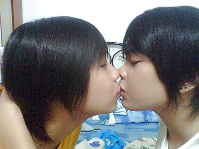 14P The Beauty of Amateur Lesbians Kissing