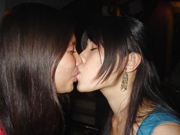 14P The Beauty of Amateur Lesbians Kissing