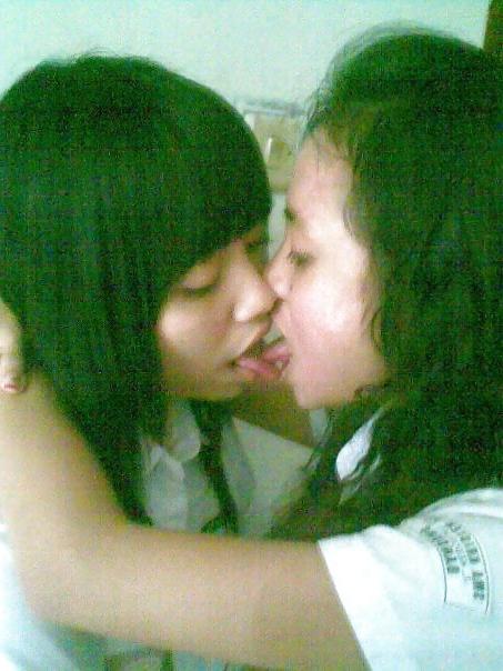 14P The Beauty of Amateur Lesbians Kissing