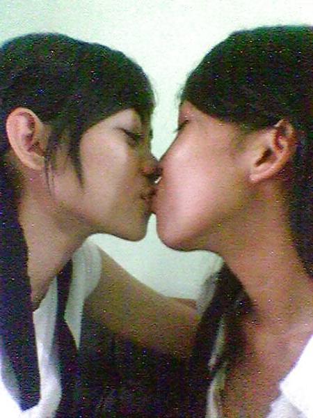 14P The Beauty of Amateur Lesbians Kissing