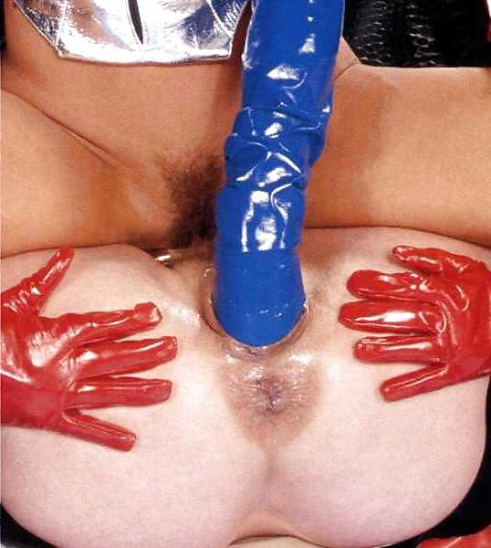 15P Two girls in kinky action with a guy