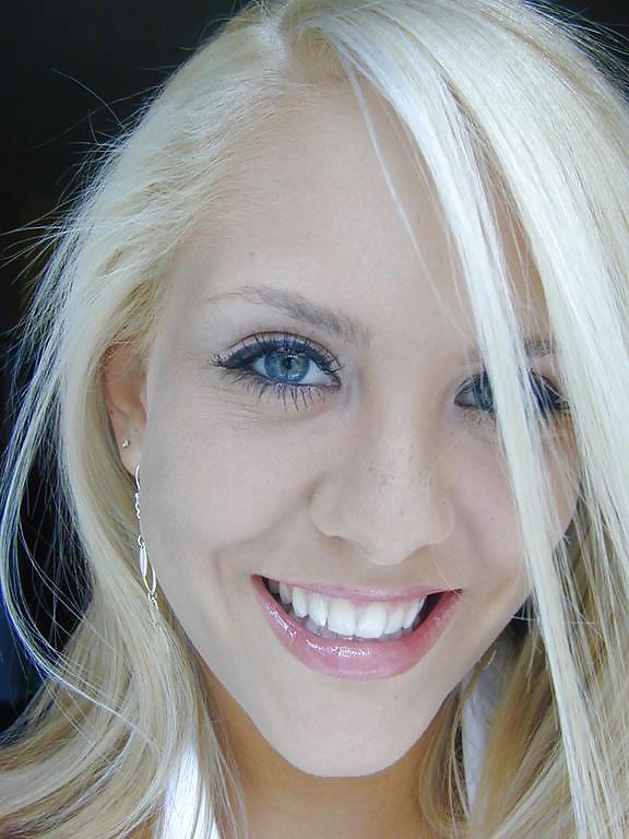 25P Self shot d'une blonde avec une vraie tete de salope