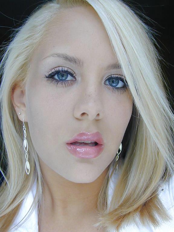 25P Self shot d'une blonde avec une vraie tete de salope