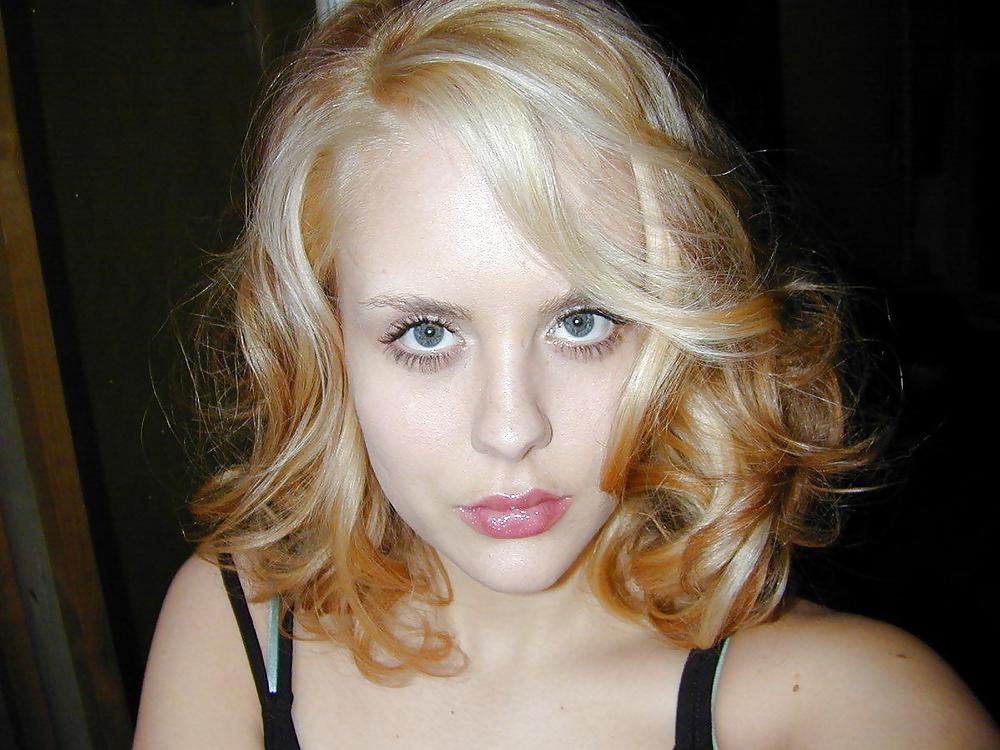 25P Self shot d'une blonde avec une vraie tete de salope