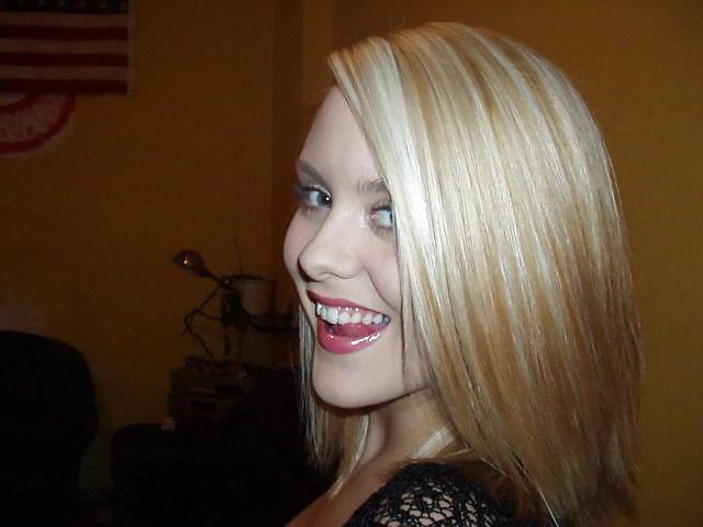 25P Self shot d'une blonde avec une vraie tete de salope