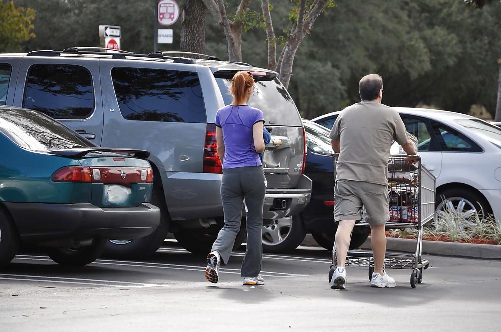 4P Flat Ass MILF in Yoga Pants