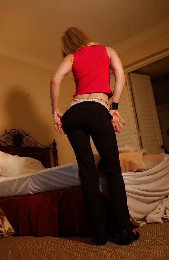 25P Fit blonde MILF posing on her bed