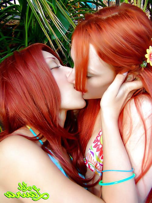 25P Kissing women