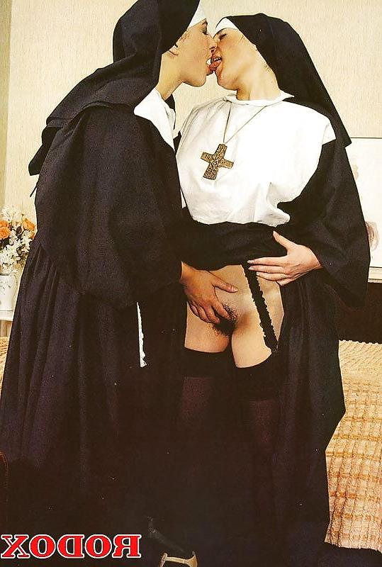 25P XES  SEXY NUNS HAVING FUN