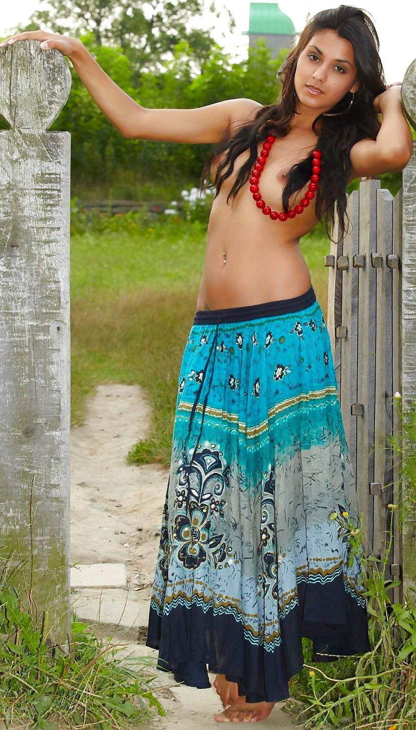 25P Gorgeous Desi Babe.....Isida