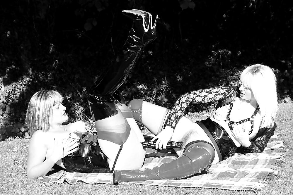 25P XES SUPER SEXY LESBIANS LADIES IN STOCKINGS BLACK&WHITE