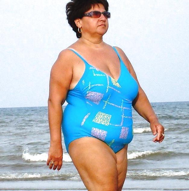 25P Grannies on beach 4