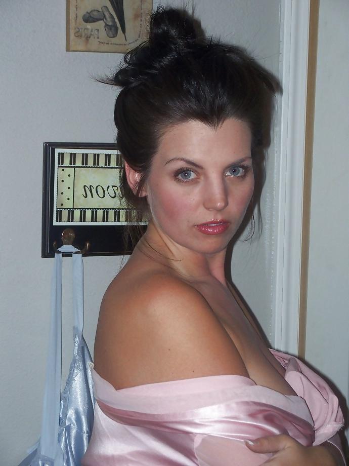 25P A blue eyed milf