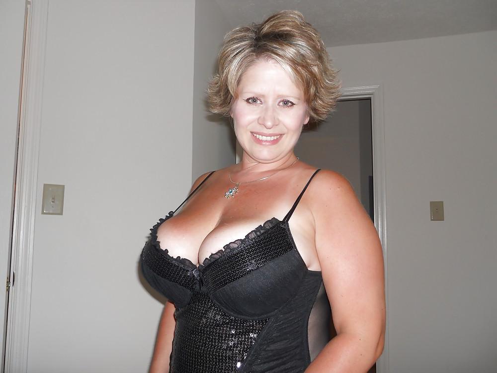 17P Busty Mature Beauty