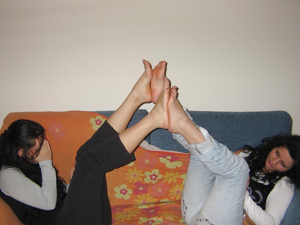 11P Laura and alessia feet foot piedi 