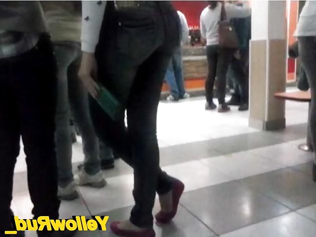 12P Girls at the fast food - BR