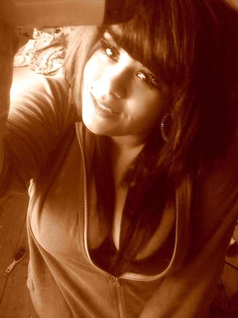 6P Hot woman showing off her bust!