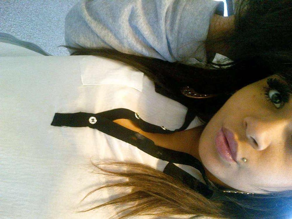 6P Hot woman showing off her bust!